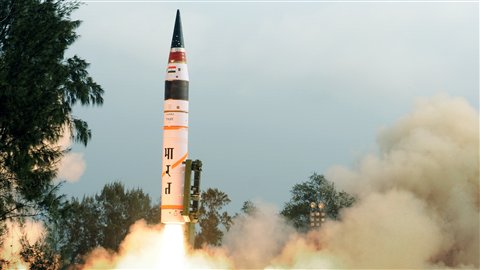 L’Inde a testé avec succès son premier missile nucléaire Agni V ayant une portée de 5000 km en 2012. 