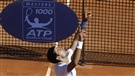 Djokovic avance, Azarenka se retire