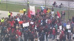 Quelques centaines de personnes ont accueilli Jean Charest à Gatineau.