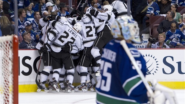Les Kings célèbrent leur victoire.