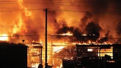 Les flammes ravagent la scierie Lakeland Mills de Prince George.