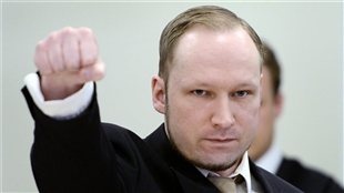 Anders Behring Breivik fait de nouveau son salut d'extrême droite au deuxième jour de son procès au tribunal d'Oslo, en Norvège.
