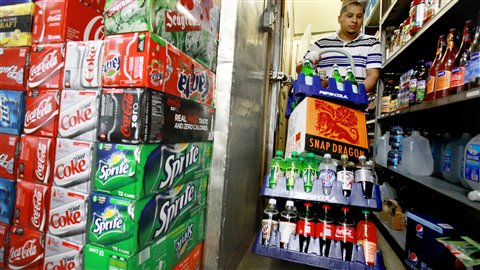 La Coalition poids recommande à l’industrie et au gouvernement de limiter l’exposition des jeunes aux boissons sucrées.