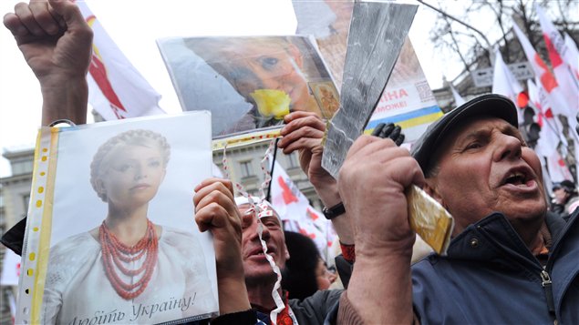 Des Ukrainiens manifestant pour la libération d'Ioulia Timochenko le 28 mars dernier, à Kiev.