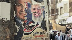 Les restes d'affiches �lectorales montrant Ahmed Shafiq, � gauche et � droite, le candidat exclu du scrutin, Hazem Abou Ismail.