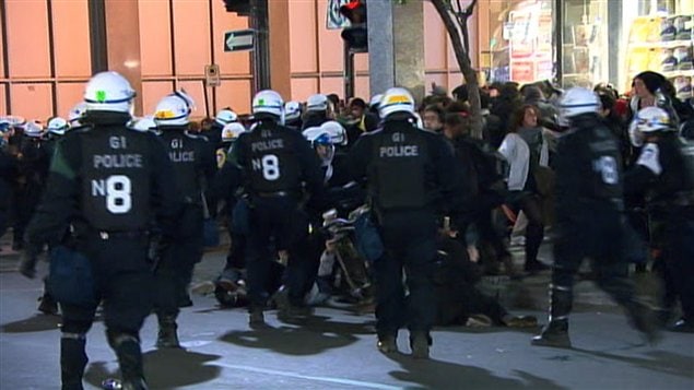 La police tente de disperser la foule au centre-ville.