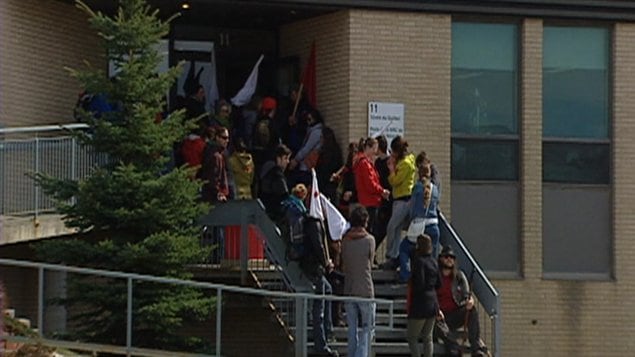 Des étudiant ont manifesté devant les bureaux de la SQ.