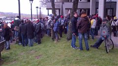Quelque 300 étudiants sont massés devant la palais de justice de Sherbrooke.