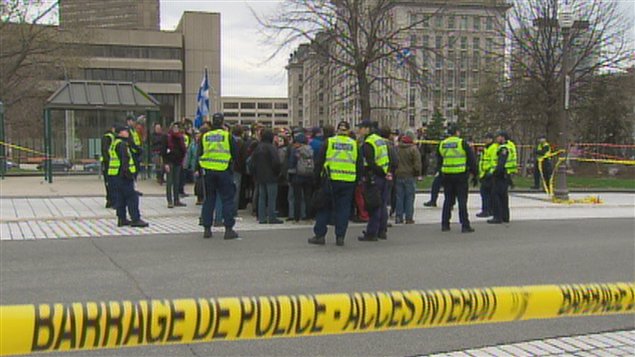 Des policiers ont encerclé les manifestants sur la Grande Allée.