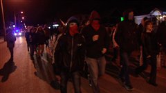 Près d'une centaine d'étudiants ont manifesté dans les rues de Gatineau vendredi soir.