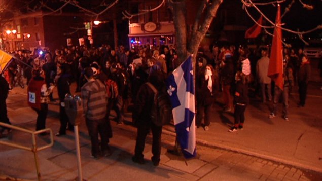 Les étudiants se sont arrêtés devant le bureau de la députée de Hull, Maryse Gaudreault.