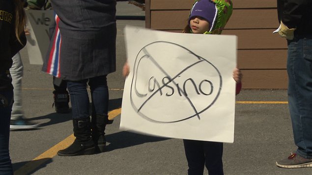 Un enfant manifeste contre le projet de casino à Kahnawake