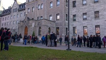 Des étudiants se réunissent devant le Cégep St-Laurent