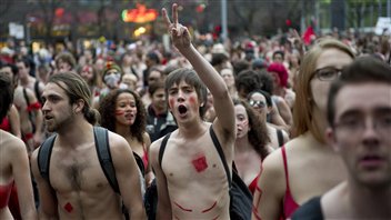 Ils étaient près d'un millier à manifester légèrement vêtus.