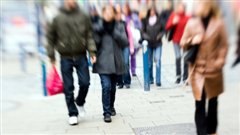 Des passants dans la rue
