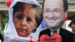 Des activistes à Berlin, en Allemagne, portent des masques faisant penser à un mariage difficile entre la chancelière allemande Angela Merkel et le président français élu, François Hollande.