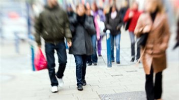 Des passants dans la rue