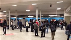 Des gens dans une station de m�tro de Montr�al