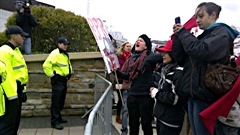 Des manifestants ont accueilli Jean Charest, bien entour�s par les policiers.