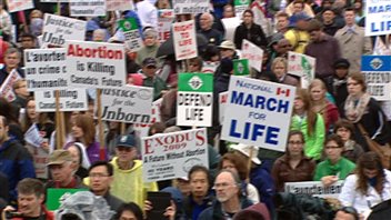 Des milliers de militants pro-vie marchent dans les rues d'Ottawa.