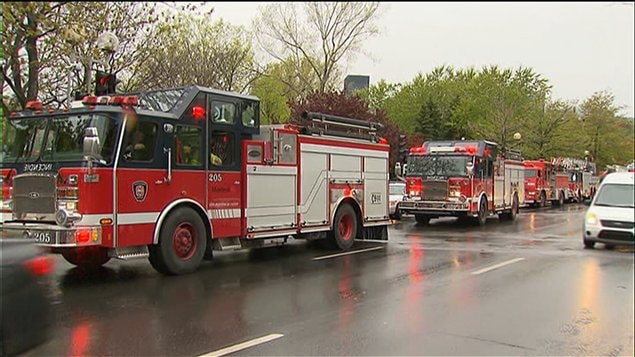 Les pompiers interviennent dans les stations de métro touchées par les bombes fumigènes.