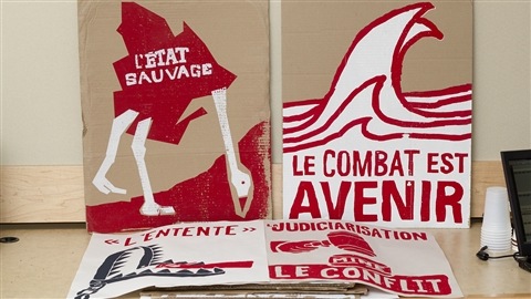 �Radio-Canada/Christian C�t� | <b> Quelques affiches du conflit �tudiant, cr��es par La montagne rouge</b>