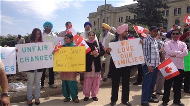 Des immigrants rassemblés devant le Palais législatif de Regina en Saskachewan dans l'ouest canadien manifestent contre le programme canadien de réunification des familles en 2012.