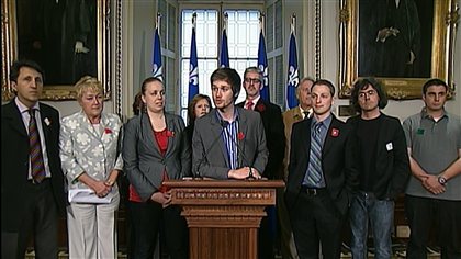 Ultime appel des carrés rouges, verts et blancs pour reprendre le dialogue