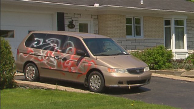 Au moins quatre automobiles ont été couvertes de graffitis par des vandales.