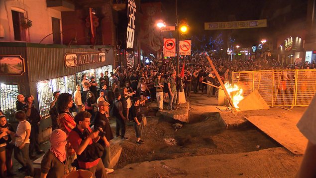 Les manifestants au coin des rues Saint-Denis et Ontario, dimanche soir à Montréal