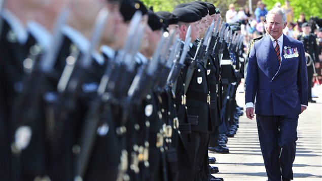 Le prince Charles inspecte des militaires du 2e Bataillon du Régiment royal canadien sur la base de Gagetown au Nouveau-Brunswick