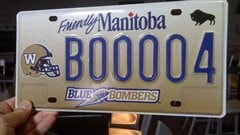 Une plaque d'immatriculation à l'effigie de l'équipe de football des Blue Bombers de Winnipeg