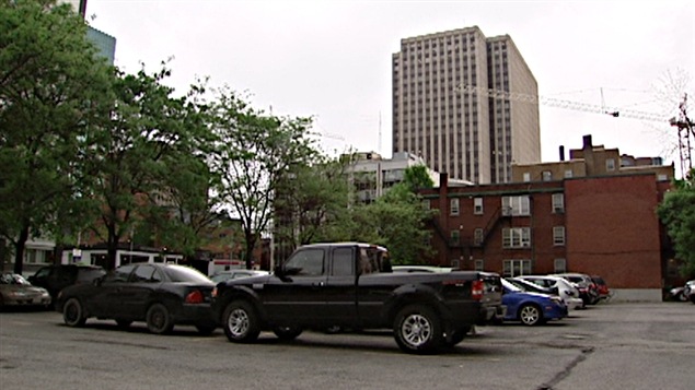 L'emplacement de la future tour d'habitation du 96 rue Nepean est actuellent vacant et sert de stationnement commercial.