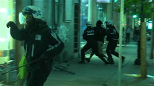 Manifestation nocturne à Montréal : 113 arrestations, 6 blessés