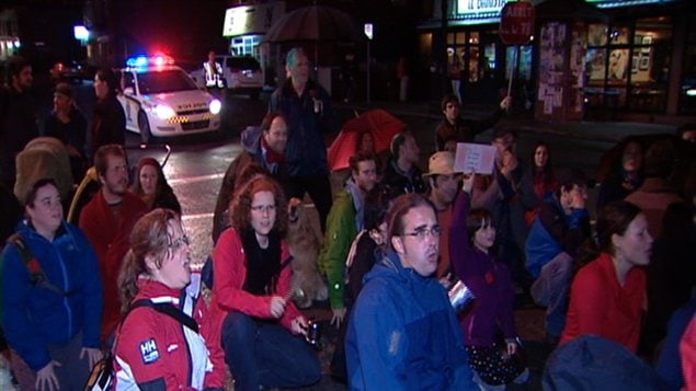 Une cinquantaine de manifestants ont occupé la rue Saint-Germain à Rimouski