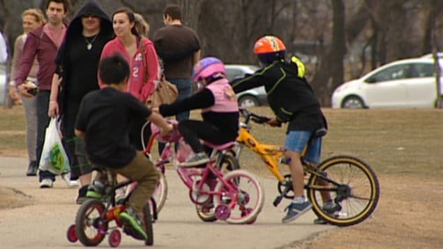 Certains enfants portent un casque alors qu'ils faisaient du vélo dans le parc Assiniboine au mois de mars.