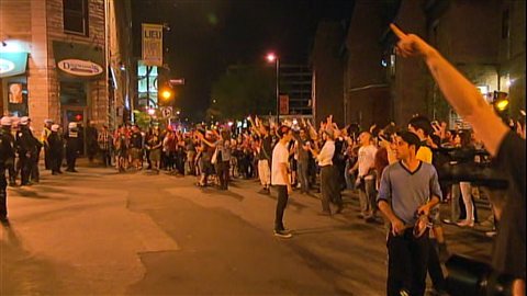 Les manifestants au coin de la rue Ontario, sur Saint-Denis, ont voulu rejoindre leurs coll�gues pris en sourici�re plus au nord. 