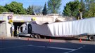 Un camion s'encastre sous un pont à Moncton