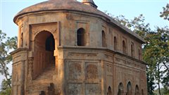 Le Rang Ghar / � Porikolpok Oxom, Wikip�dia