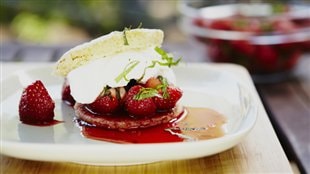 Shortcake aux fraises et à la mélisse
