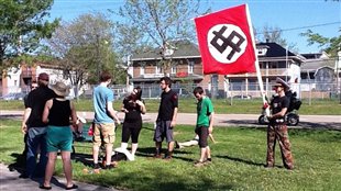 Bas-Saint-Laurent : tintamarre de casseroles et défilé satyrique pour dénoncer la loi 78