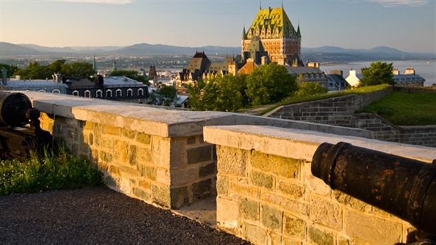 Vue de la partie historique de la ville de Québec depuis un fort militaire qui surplombe la ville.