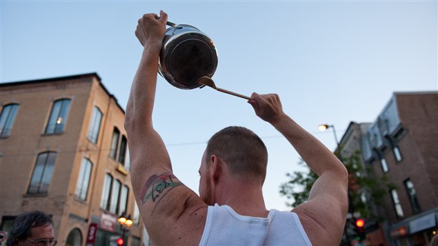 Concert de casseroles dans un quartier de Montréal.