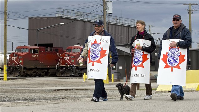 Des travailleurs du Canadien Pacifique en grève.