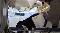 Les astronautes de la SSI entrent dans la capsule privée Dragon
