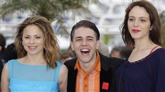 Le r�alisateur Xavier Dolan accompagn� des com�diennes Suzanne Cl�ment (gauche) et Monia Chokri posent pour les journalistes le 19 mai dernier, � Cannes.