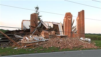 Une église s'est effondrée à Mirabel, Québec, à cause des rafales violentes.