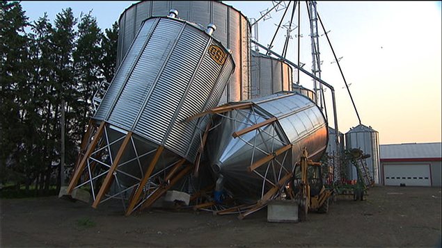 Un silo est tombé à cause des rafales, à Mirabel.