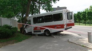 Accident entre un autobus de ParaTranspo et une fourgonnette à Ottawa