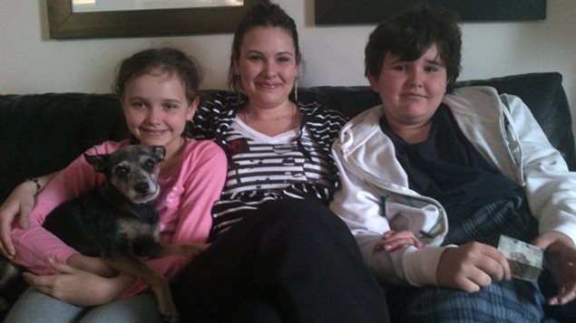 Emily Cablek et ses deux enfants, Abby et Dominic Maryk, retrouvés après plus de trois ans.